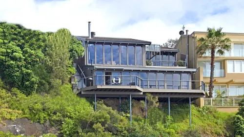 'Seabreeze' a unique Waterfront/Beachside property