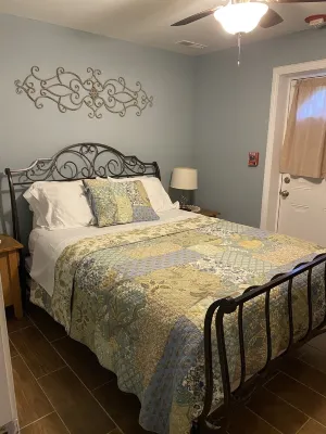 Creekside Retreat, 3 bedroom, Large parking, Picnic area. Across from Trail 14