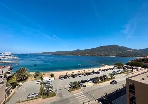 Superb T3 air-conditioned seafront with beach access in the center of Propriano. Hotels in Propriano