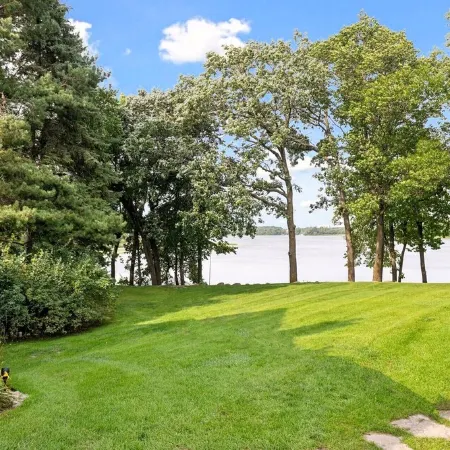 Beautiful 5 Bdrm Lakefront Log Cabin - under 1hr from Mpls!