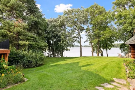 Beautiful 5 Bdrm Lakefront Log Cabin - under 1hr from Mpls!