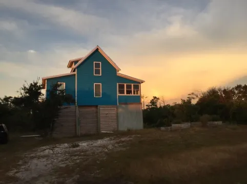 Cedar Island cottage, short walk to beach