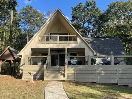 Wake n’ Lake Отели рядом с достопримечательностью «Andalusia Farm»