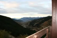 SKIS BY THE FEET- 2 ROOM / CABIN - DONE AGAIN - HIGH SPEED WIFI -CALME AND CLEAR VIEW Hotels in Les Allues