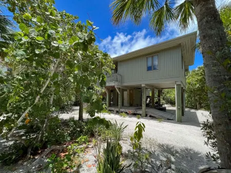 Captivating Cabana – Luxury Home, Boat Slip, Golf Cart, Pool, Pickleball, & Club