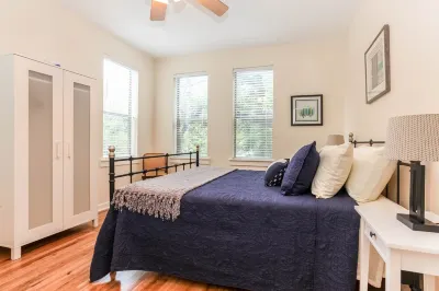 Downtown oasis, walking distance to Capitol, UT, Zilker Park, music venues 오스틴 시티센터 호텔