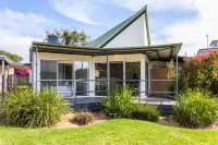A RIVER BED  COTTAGE - Relax and unwind in this spacious cottage by the river Hotels near Eagles Nest Fine Art Gallery