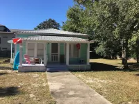 The Oyster @ Seashell Cottages, Large Yard for Parking, Bring Your Boats & More! Hotels near Wild Willy's Adventure Zone