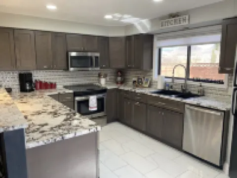 Cozy 1-bedroom apartment in St. George with AC, WiFi, BBQ grill and hot tub