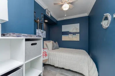 5th Fl condo, steps to JW Marriott & Beach, Sunset Views, walk to restaurants