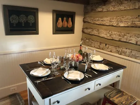 Stylishly restored 1800's historic home- heart of Virginia hunt & wine country! Отели в г. Фокир