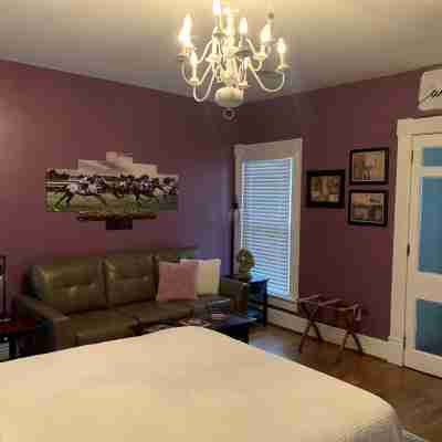 Historic Downtown Morgan Street Apartment - Pet Friendly! Rooms