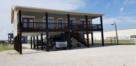 Location, Location!! Only Steps to Froggies Boat Ramp and Bait dock