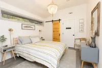 Beautiful contemporary home, seasonal views of golf course, and mountains. Hotels in Blowing Rock