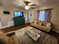 Minutes to the Mall and stores, central Mcallen