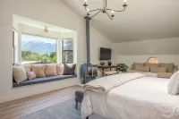 Skiers private retreat- sauna, fireplaces, hot tub