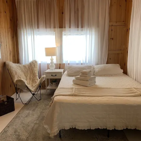 Glamorous cottage-glamping at Sebago Lake
