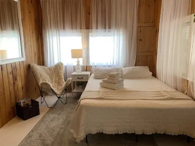 Glamorous cottage-glamping at Sebago Lake
