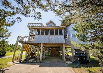 Slice of paradise in Salvo, NC. Pet-Friendly & 5 minute walk to the beach! Outer Banks附近的飯店