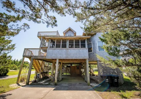 Slice of paradise in Salvo, NC. Pet-Friendly & 5 minute walk to the beach!