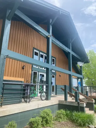 Ski-In/Ski-Out lodge near hiking/golf, restaurants, Lake Superior and sleeps 8.