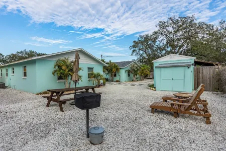 Cute 2BR/1BA Gem near Beaches, Bikes, Bars, Bayous