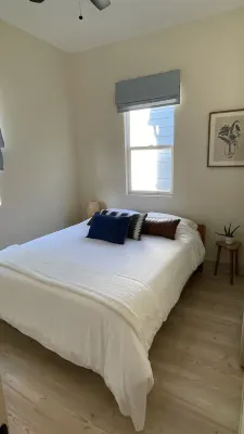 Centrally located Hyde Park Home; walk to restaurants, bars, and coffee shops Hotels near At Home