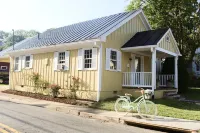 Cottage on King | Charming Historic Leesburg Home
