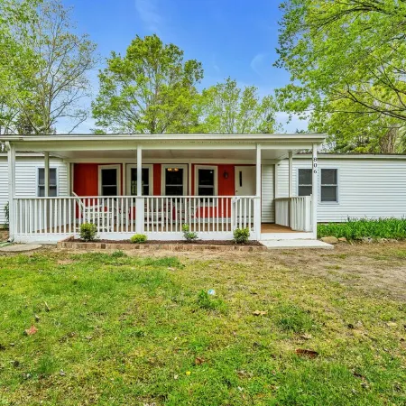 Secluded Home "Behind The Vines SLEEPS 22 on over an acre!