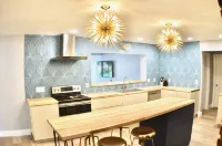 The Sputnik • Sleeps 20 • Pool • 10 minutes to Beaches • Family-Friendly