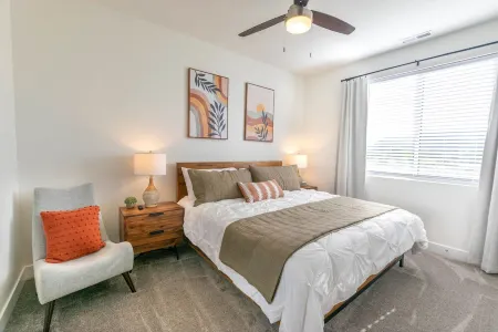 New townhome. Private hot tub! 30 minutes to Zions. EV Charger plug