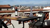 Located in Old Antibes, 2 Steps from Shops, Sleeps 2 to 3