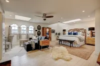 Historic Villa🚶1 min from Lake Hefner🏊 Hot Tub 🎱Pool Table🐶Friendly🎣Fishing Hotels in 