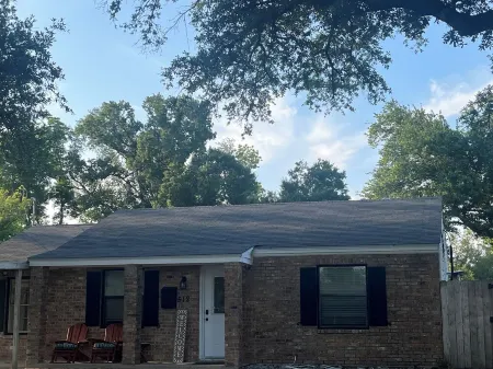 Charming Home with Oak Tree Lined Streets in the Heart of Lake Charles. Отели в г. Лейк-Чарльз