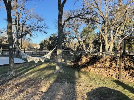A unique & private country setting, close to everything in North Austin! Отели рядом с достопримечательностью «The Quarry Splash Pad»