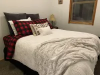 Packwood Adventure Lodge:private HOT TUB, game room, river access, 15 min to SKI Hotels near La Wis Wis Campground