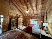Beautiful log home-dog friendly, creek & mountain views,close to national parks