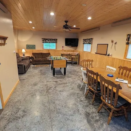 Hilltop Hideaway- Cozy updated waterfront retreat on Tiger Cat Chain of Lakes