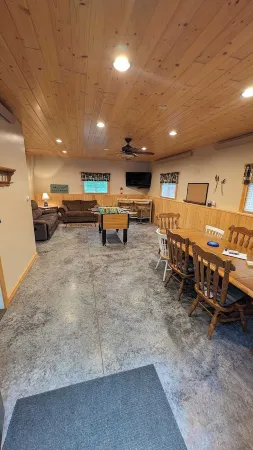 Hilltop Hideaway- Cozy updated waterfront retreat on Tiger Cat Chain of Lakes