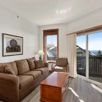 Cozy Condo located in the heart of Snowshoe and directly off the main ski area!