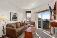 Cozy Condo located in the heart of Snowshoe and directly off the main ski area!