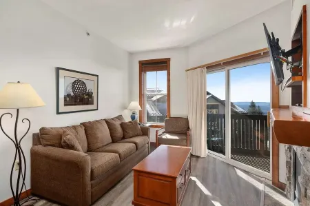 Cozy Condo located in the heart of Snowshoe and directly off the main ski area!