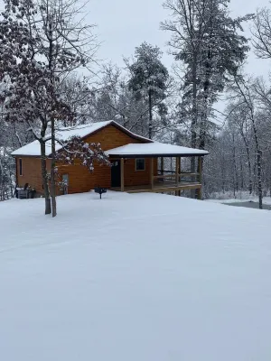 盧雷設私密熱水浴缸的池塘景觀木屋，可小酌一杯葡萄酒 - 精品