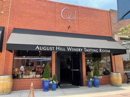 Beautiful 3 bed 2.5 bath condo w/pullout sofa in downtown Utica