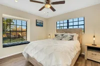 Entire Home in Seminole! 5 minutes from the beach! Publix Super Market at Walsingham Commons附近的飯店