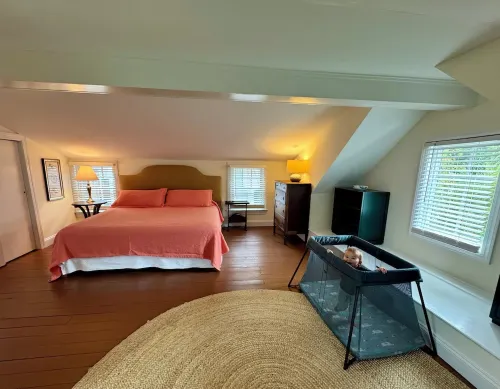 Spacious one bedroom carriage house center of town two blocks from the beach!