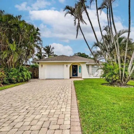 Reyo de Sol, a Remodeled Tropical Home with Private Heated Pool, Near Beach!