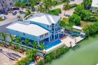 BLUE PEARL - 5 Bedroom/ 4 Bathroom Pool, Kayak, Bike, Canal Front w/ Boat Lift Các khách sạn gần Capt. Pete's Coconut Garden