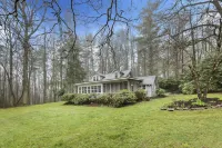 Escape the Heat~Charming Highlands Mountain Home ~ Aug/Sept Dates Available Hotel in zona Trailhead for Yellow Mountain Trail
