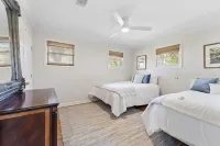 Beautiful False River Home on water w/ Dock Hotel dekat Parlange Plantation